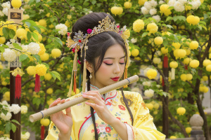 Lady-playing-bamboo-flute.jpg